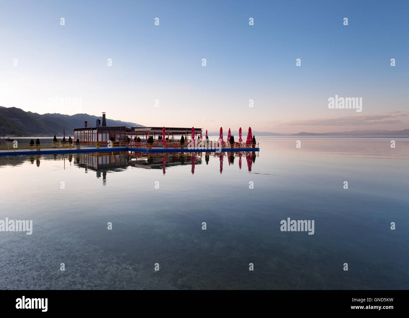 Restaurant au bord du lac Ohrid au coucher du soleil, Pogradec, Albanie Banque D'Images