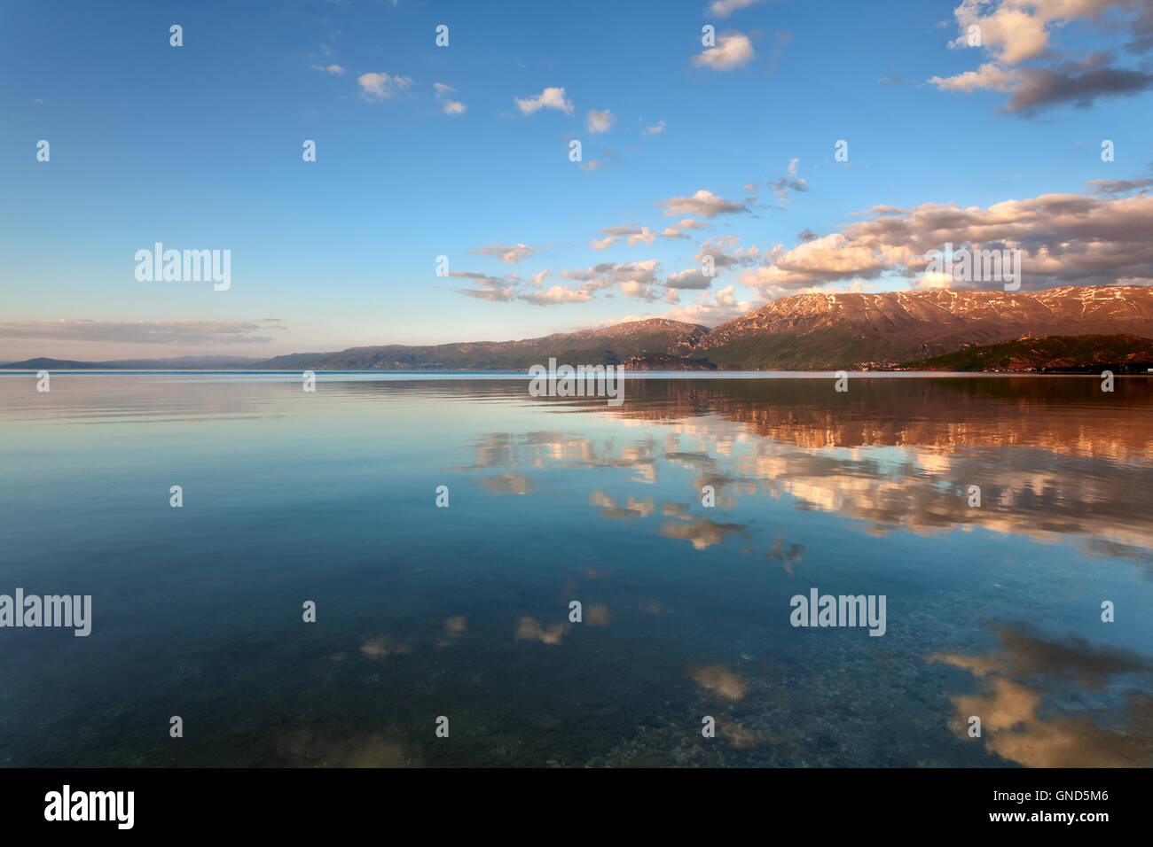 Le lac Ohrid paysage magnifique au coucher du soleil, Pogradec, Albanie Banque D'Images