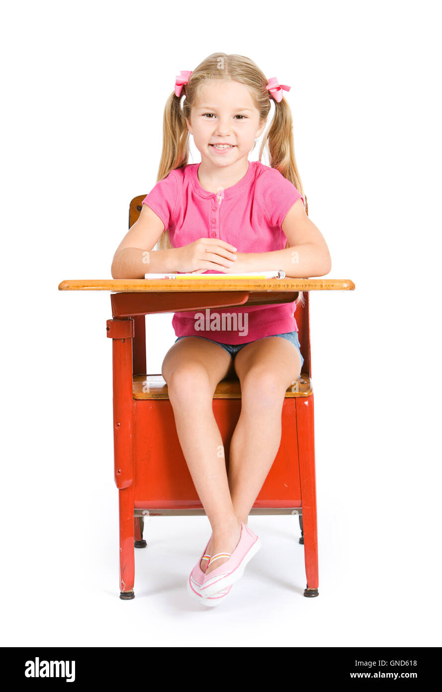 Petite fille étudiant, prêts pour l'école, isolé sur fond blanc. Banque D'Images