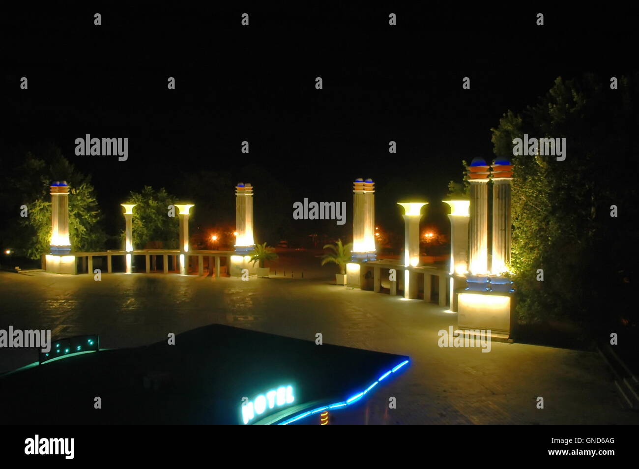 Entrée principale du jardin de la mer dans la nuit, Varna. Bulgarie Banque D'Images