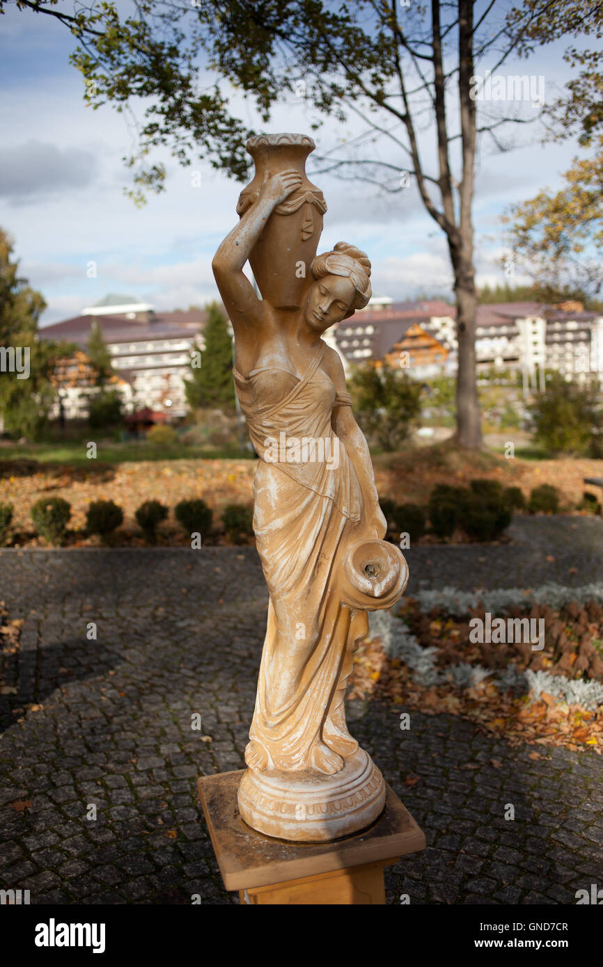 Femme avec des pots, de style grec classique, sculpture statue en jardin, Karpacz, Pologne Banque D'Images