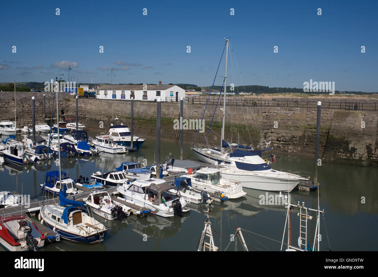 Porthcawl marina/port intérieur à lowish tide sur un été chaud samedi après-midi Banque D'Images