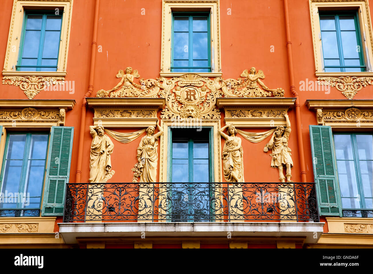 Façade de bâtiment dans le vieux Nice, France Banque D'Images