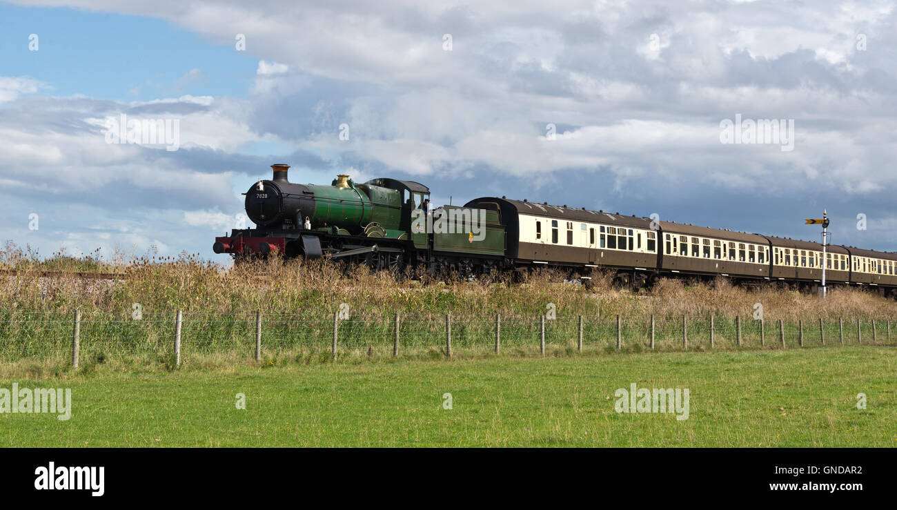 7828 Odney Manor tirant un train passé Key amarrer à Blue Anchor sur la West Somerset Railway sur sa façon de Minehead Banque D'Images