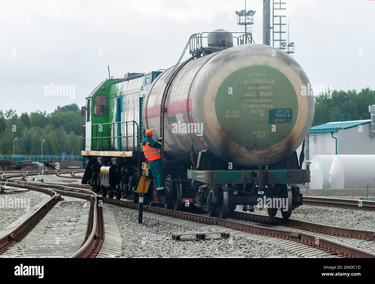 Locomotive de manœuvre transporte sur réservoir d'autre moyen Banque D'Images