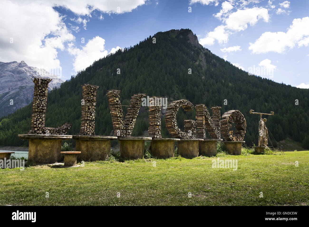 Panneau de bienvenue avec des vélos à Livigno sculpture, Lombardie, Italie Banque D'Images