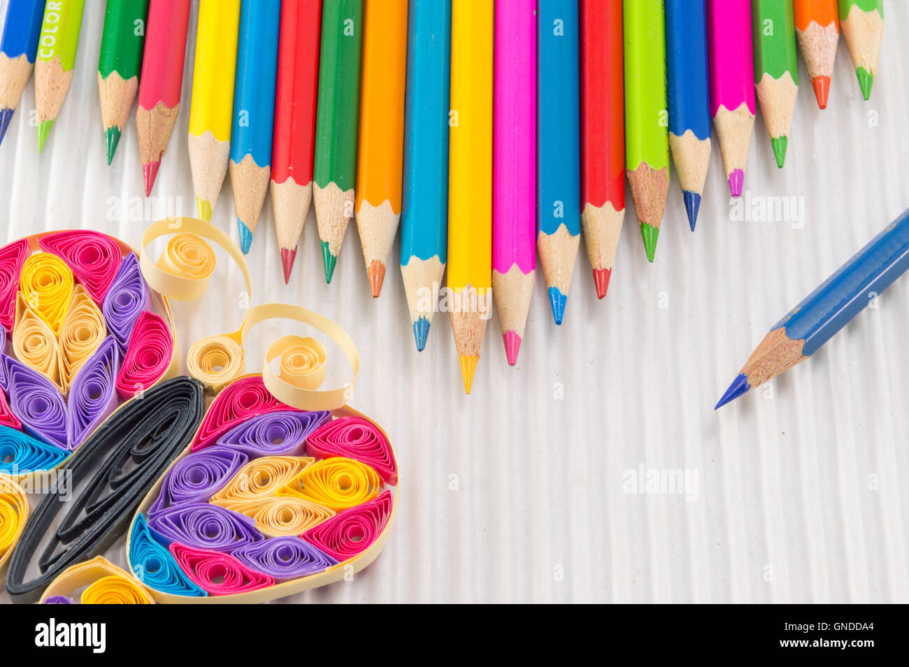 Crayons de couleur avec le dessin et l'écriture du matériel créatif Banque D'Images