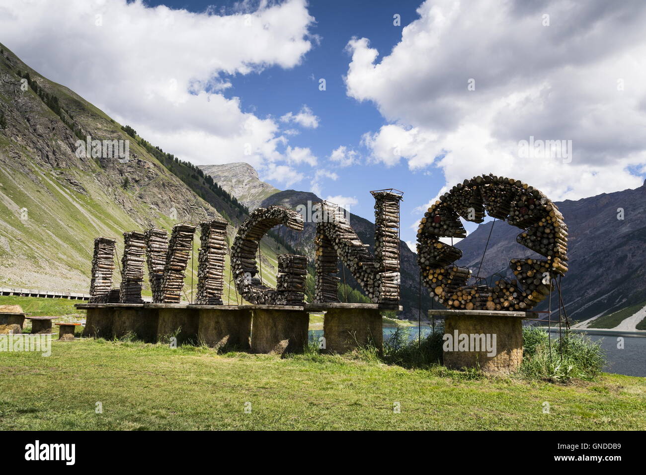 Panneau de bienvenue avec des vélos à Livigno sculpture, Lombardie, Italie Banque D'Images