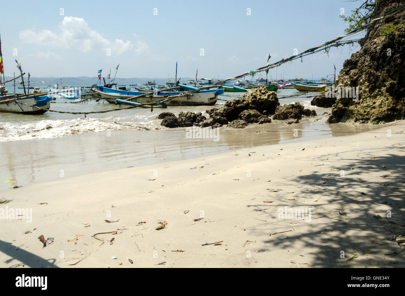 Bateau de pêche liés à la falaise Banque D'Images