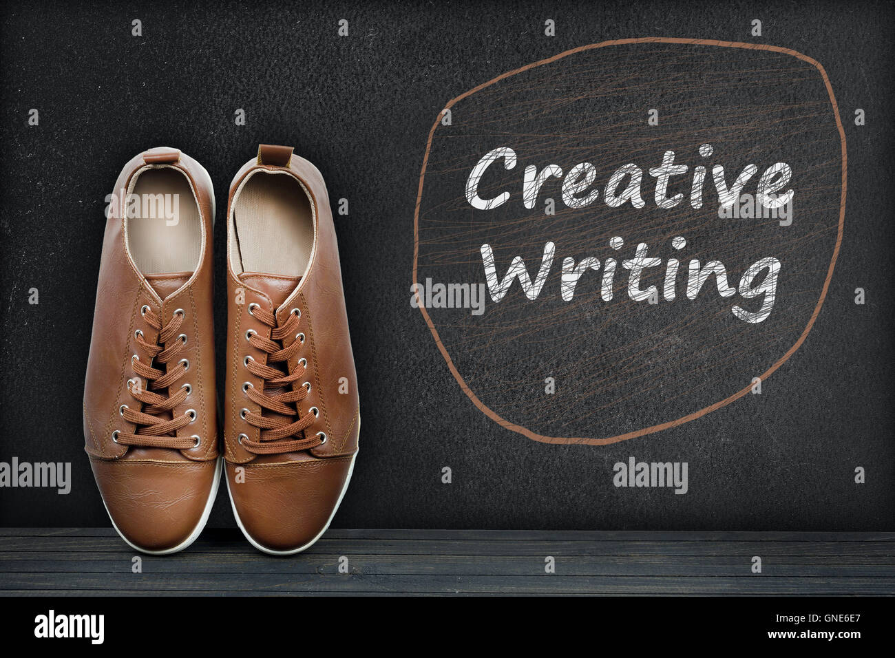 Texte d'écriture créative sur tableau noir et chaussures Photo Stock - Alamy