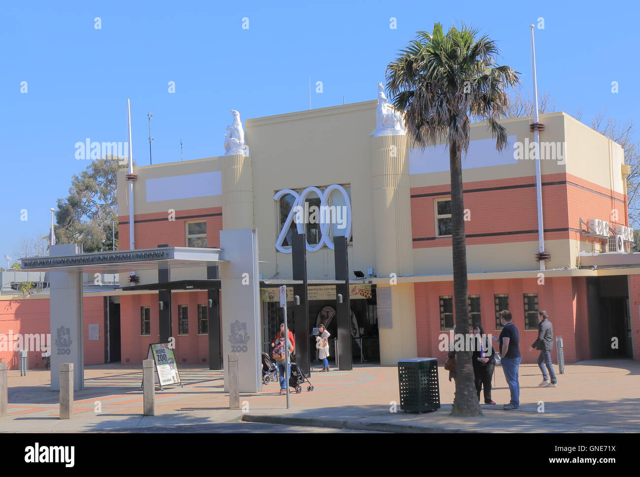 Personnes visitent le zoo de Melbourne à Melbourne, Australie Banque D'Images