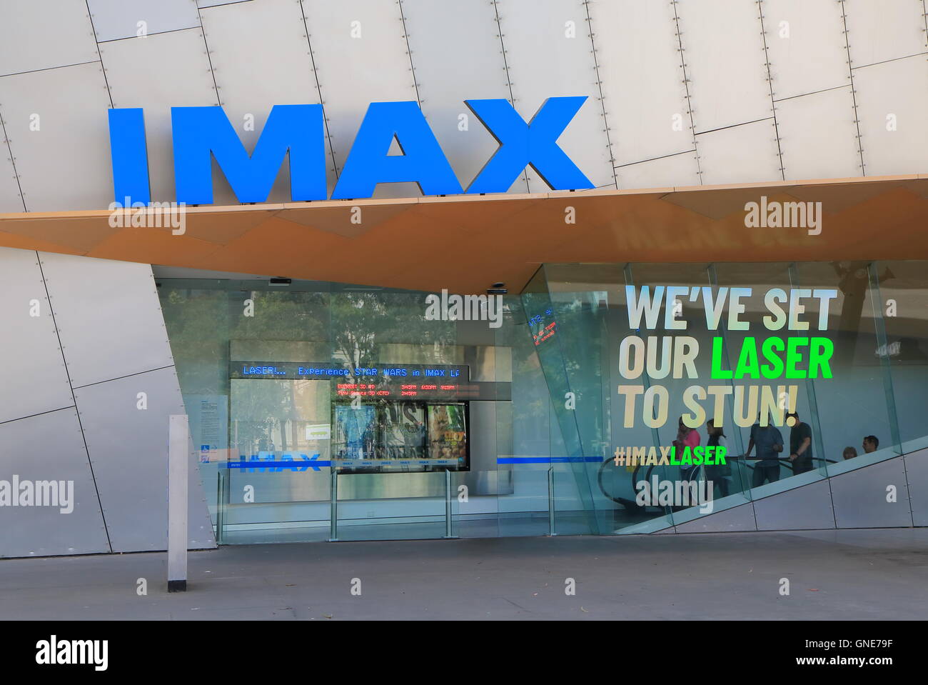 Personnes visitent l'IMAX cinema à Melbourne, Australie Banque D'Images