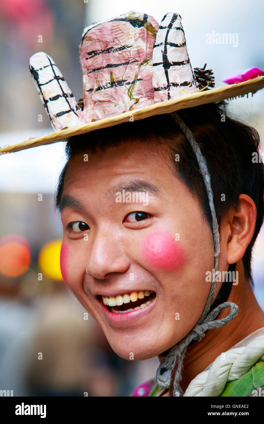 Dongin Lee, un membre de la troupe de théâtre, alors qu'il participait à une performance en plein air Banque D'Images