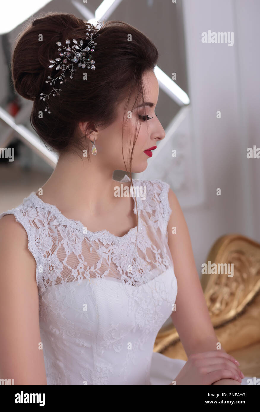 Salon de Beauté Coiffure de mariage. Mariée Banque D'Images