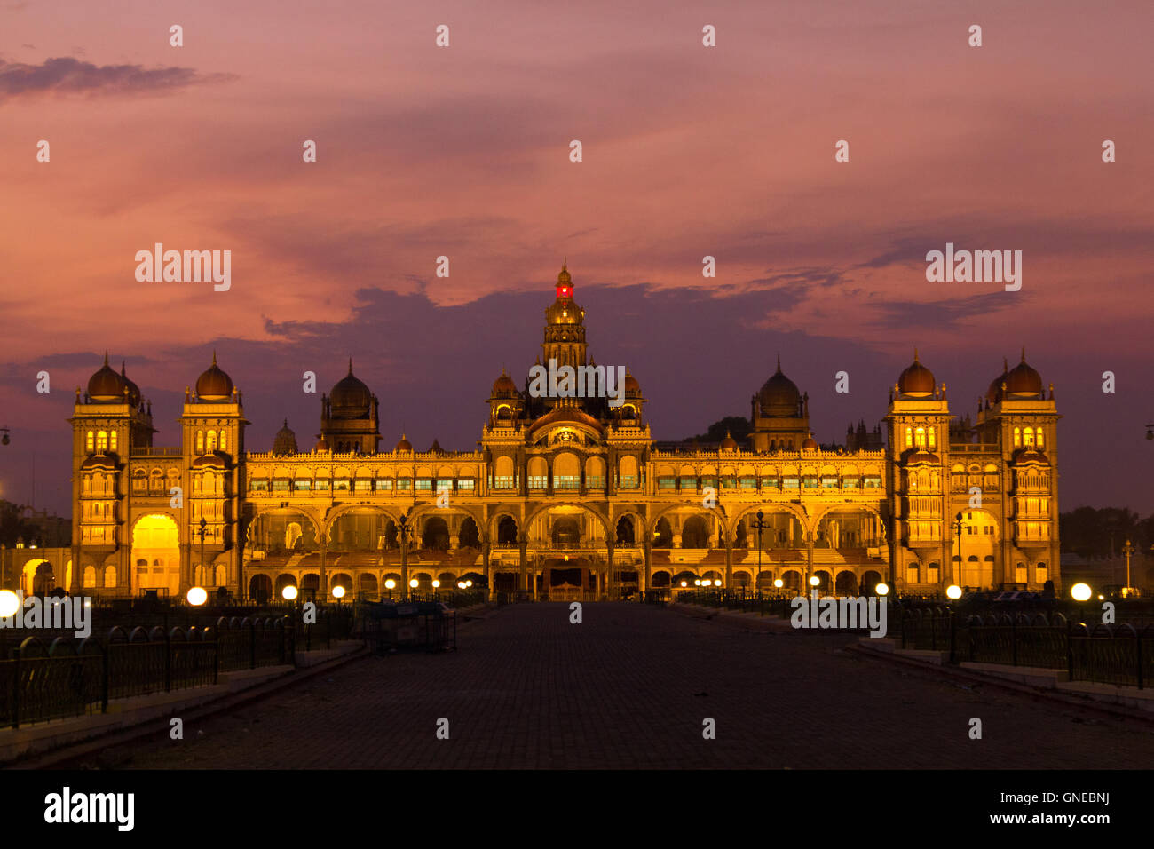 Le Palais de Mysore, l'un des plus célèbres attractions touristiques de l'Inde. Mysore est souvent décrit comme la ville de palais. Banque D'Images