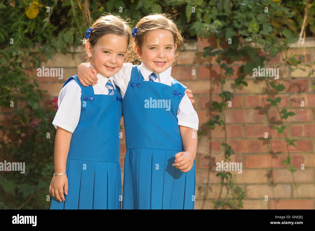 Rosie Twins (à gauche) et Ruby Formosa qui sont nés à l'abdomen et partie commune de l'intestin, devraient commencer l'école en septembre. Banque D'Images