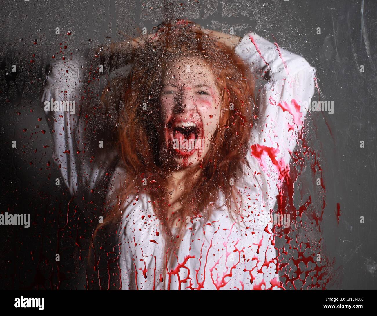Image sur le thème de l'horreur avec saignement Femme Freightened Banque D'Images