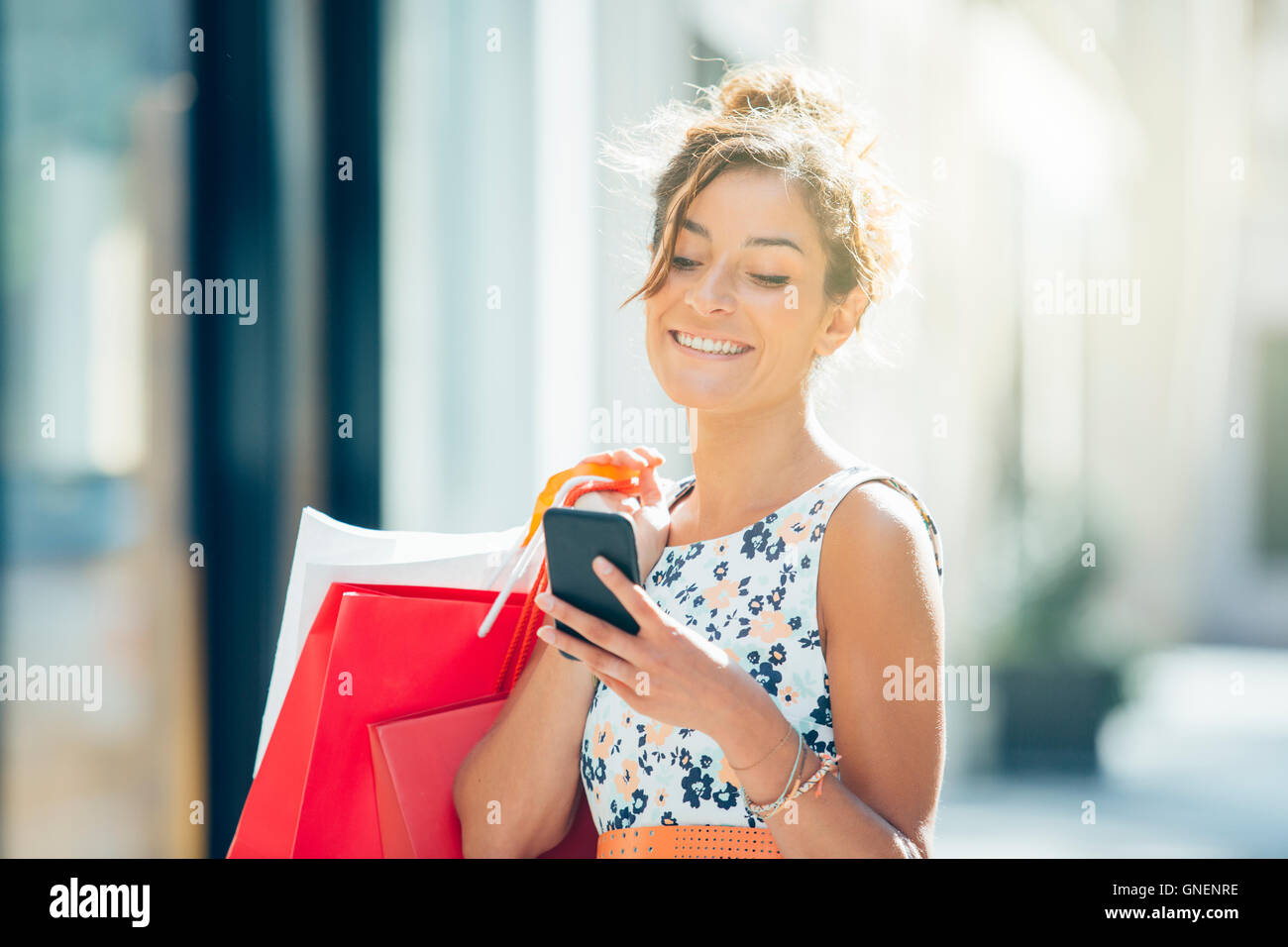 Paris, Woman shopping sur l'Avenue Montaigne Banque D'Images