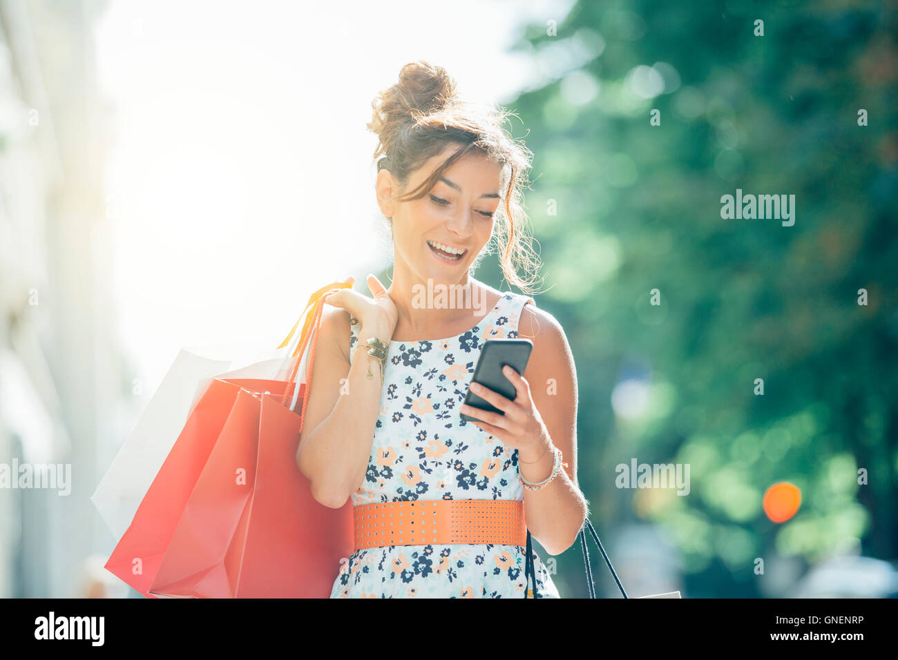 Paris, Woman shopping sur l'Avenue Montaigne Banque D'Images