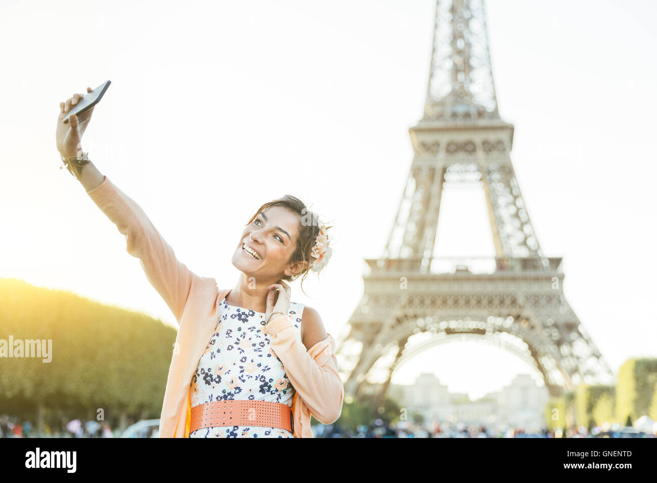 Une femme avec des selfies Tour Eiffel en arrière-plan Banque D'Images