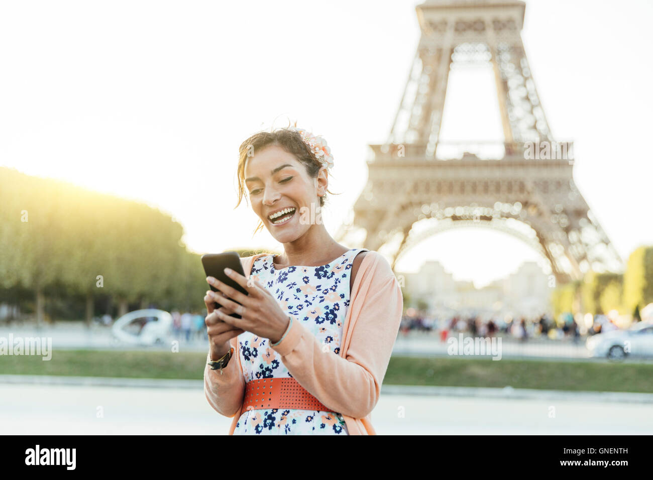 Happy Woman visiting Paris Banque D'Images