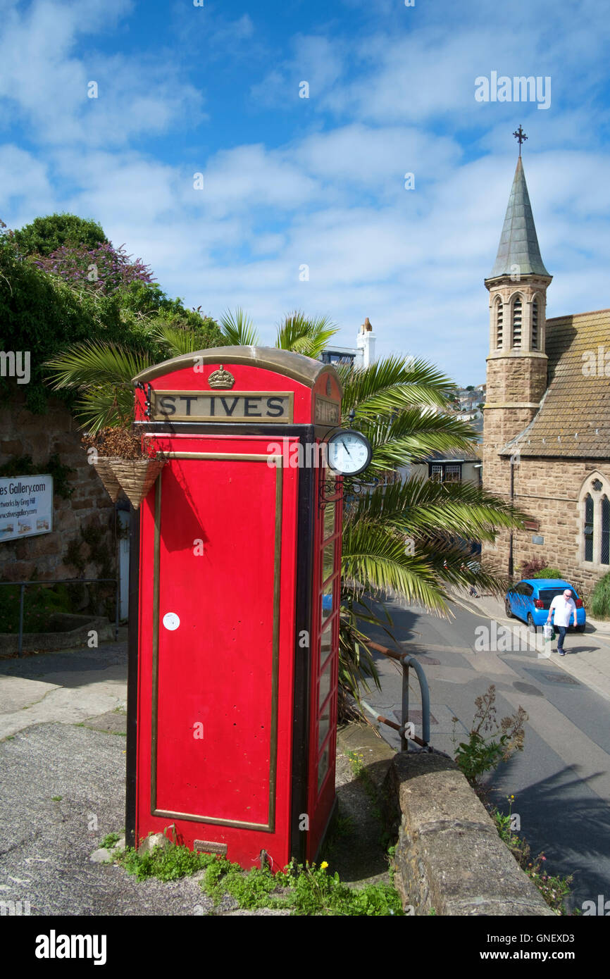 Une ville balnéaire de St Ives en Cornouailles Angleterre Royaume-uni Téléphone rouge fort stand Banque D'Images