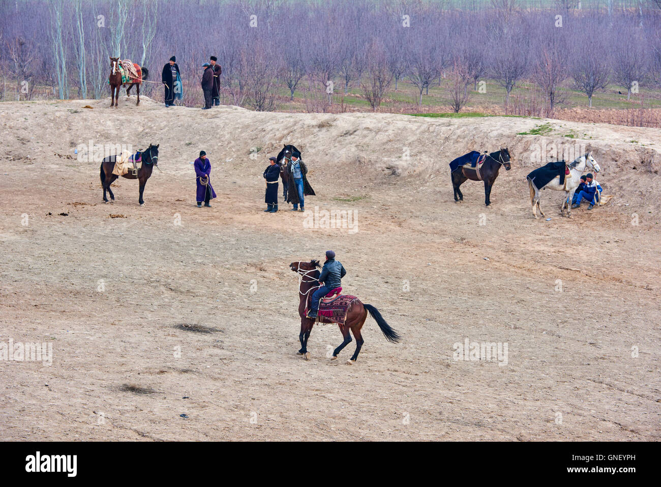L'Ouzbékistan, Kachka Daria province, Buzkashi, cavaliers luttant pour un corps de mouton Banque D'Images
