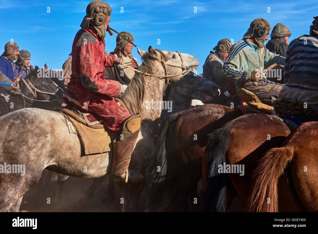 L'Ouzbékistan, Kachka Daria province, Buzkashi, cavaliers luttant pour un corps de mouton Banque D'Images