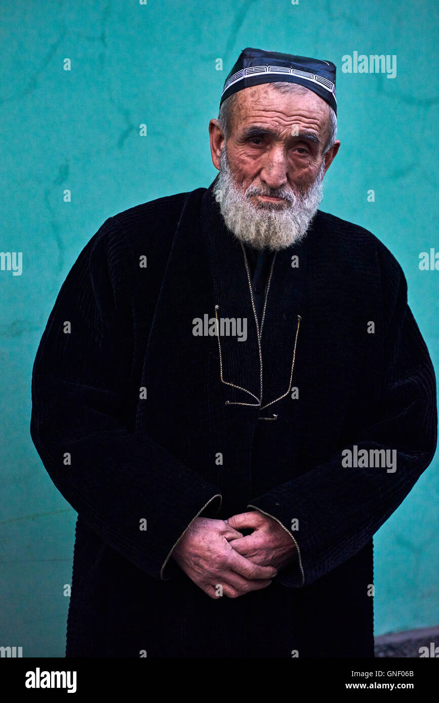 L'Ouzbékistan, de la région de Ferghana, Kokand, Asie centrale homme gens chaikhana tchaikhana tradition traditionnelle du thé théière Marguilan Uzbe Banque D'Images