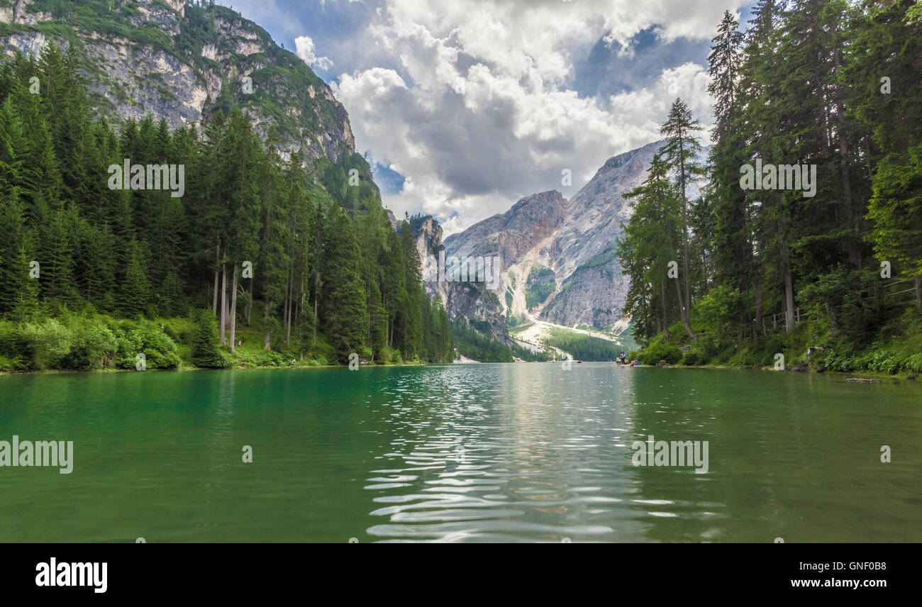 Paysage nuageux au lac de Braies. Emplacement paisible au Lago di Braies Banque D'Images
