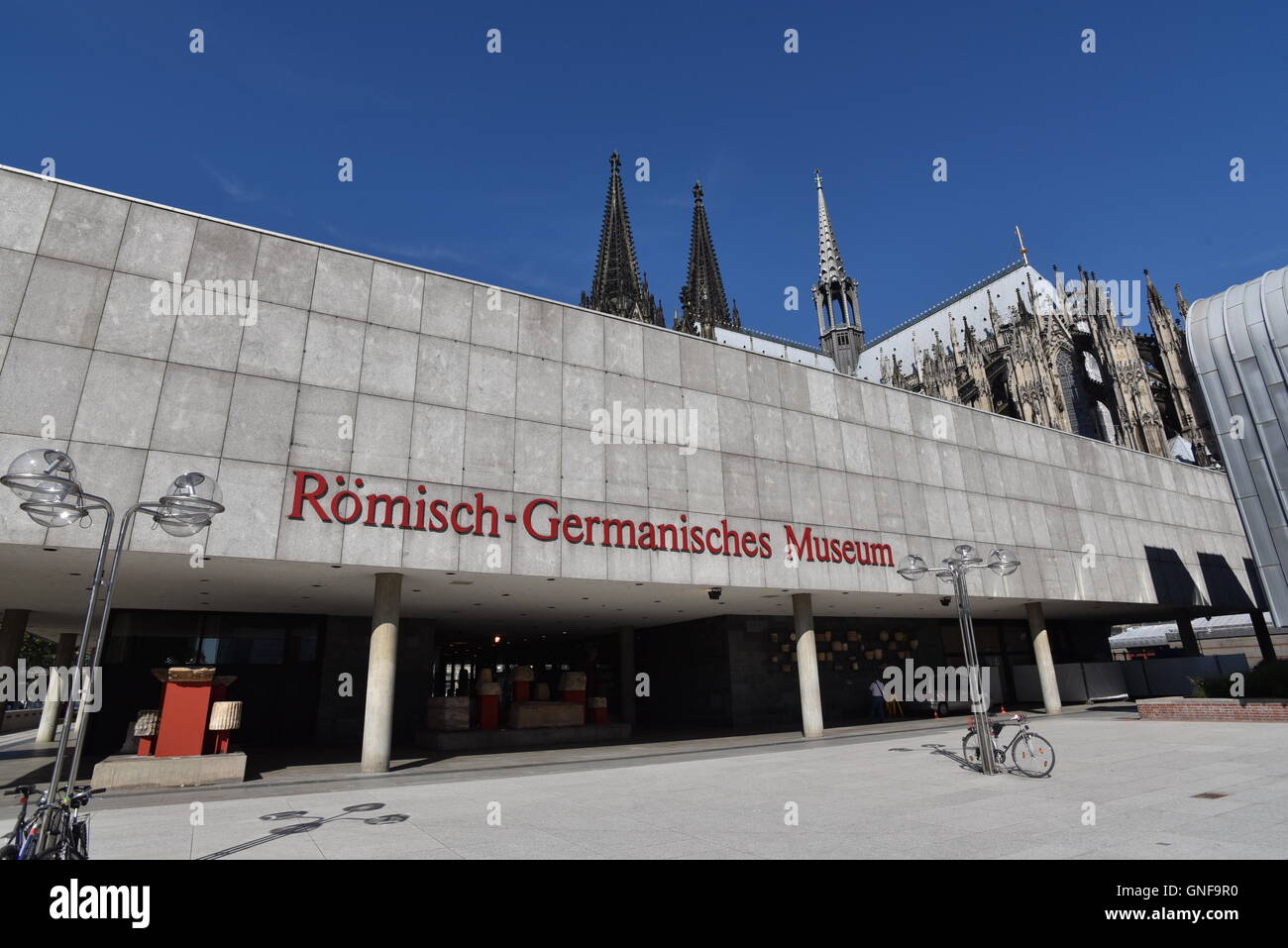 Cologne, Allemagne. Août 26, 2016. Le musée romain-germanique en face de la cathédrale de Cologne à Cologne, Allemagne, 26 août 2016. Photo : Horst Galuschka - AUCUN FIL - SERVICE/dpa/Alamy Live News Banque D'Images
