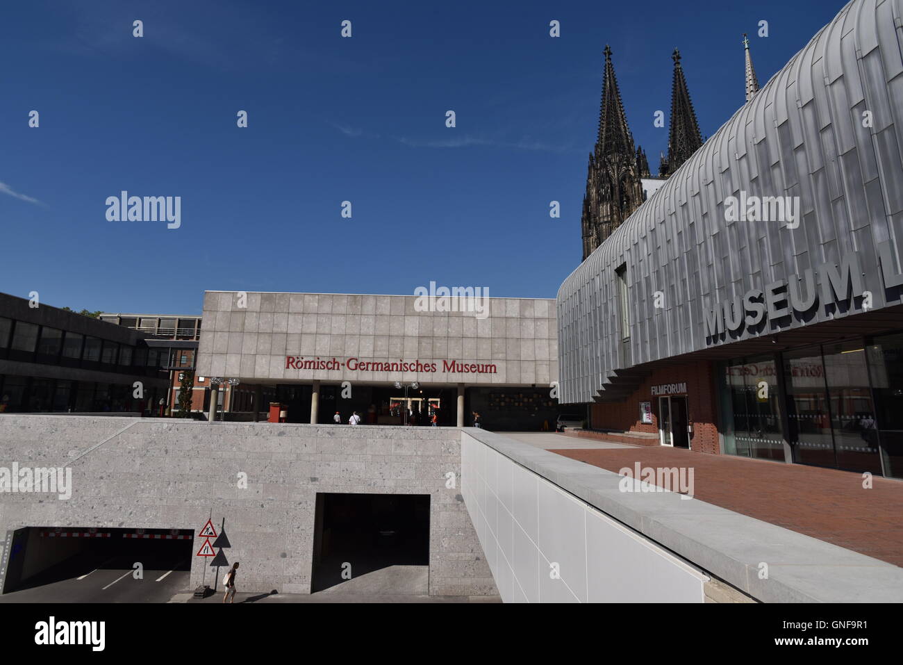 Cologne, Allemagne. Août 26, 2016. Musée Ludwig et le musée romain-germanique en face de la cathédrale de Cologne à Cologne, Allemagne, 26 août 2016. Photo : Horst Galuschka - AUCUN FIL - SERVICE/dpa/Alamy Live News Banque D'Images