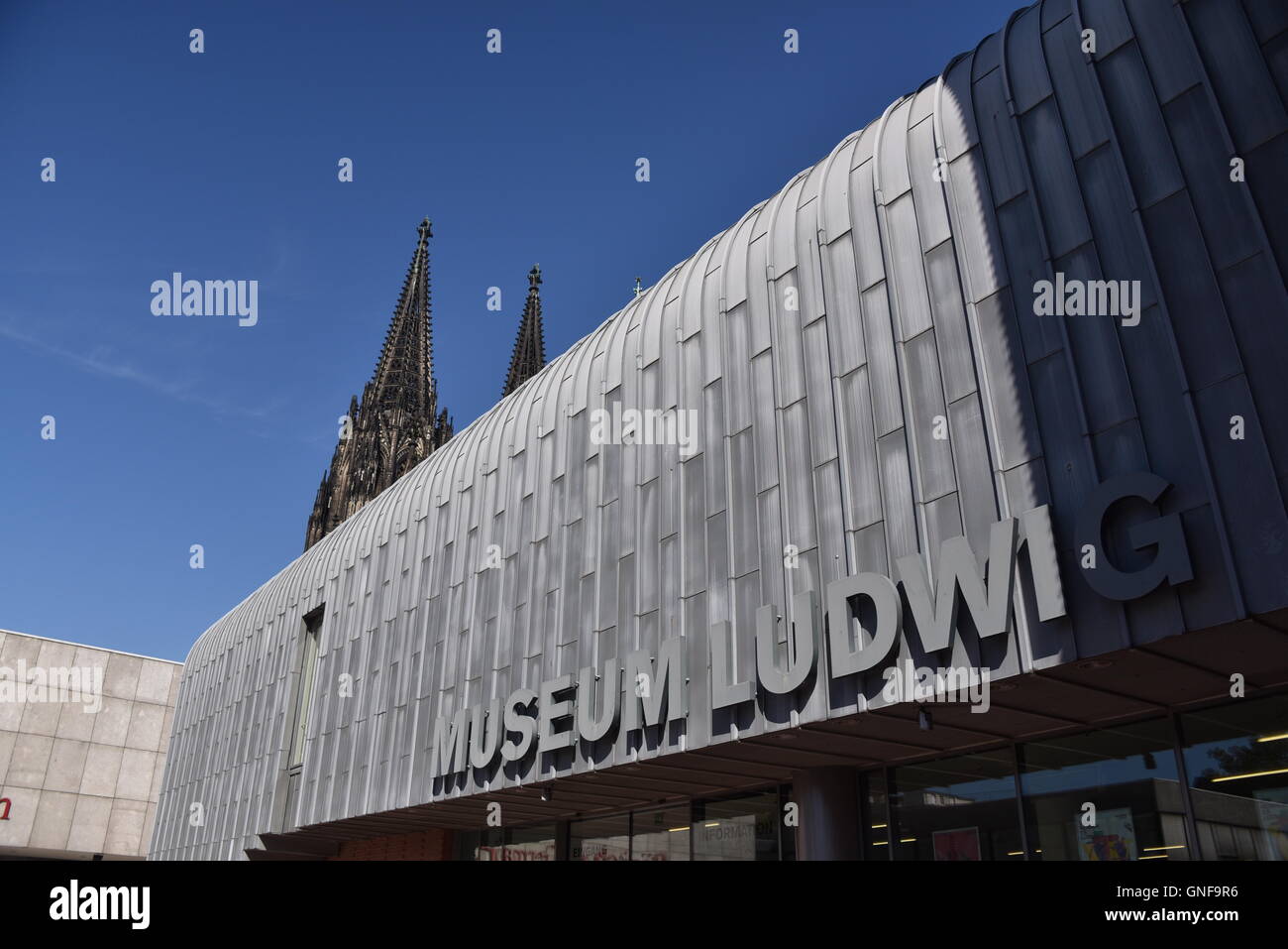 Cologne, Allemagne. Août 26, 2016. Musée Ludwig, le musée romain-germanique et cathédrale de Cologne à Cologne, Allemagne, 26 août 2016. Photo : Horst Galuschka - AUCUN FIL - SERVICE/dpa/Alamy Live News Banque D'Images