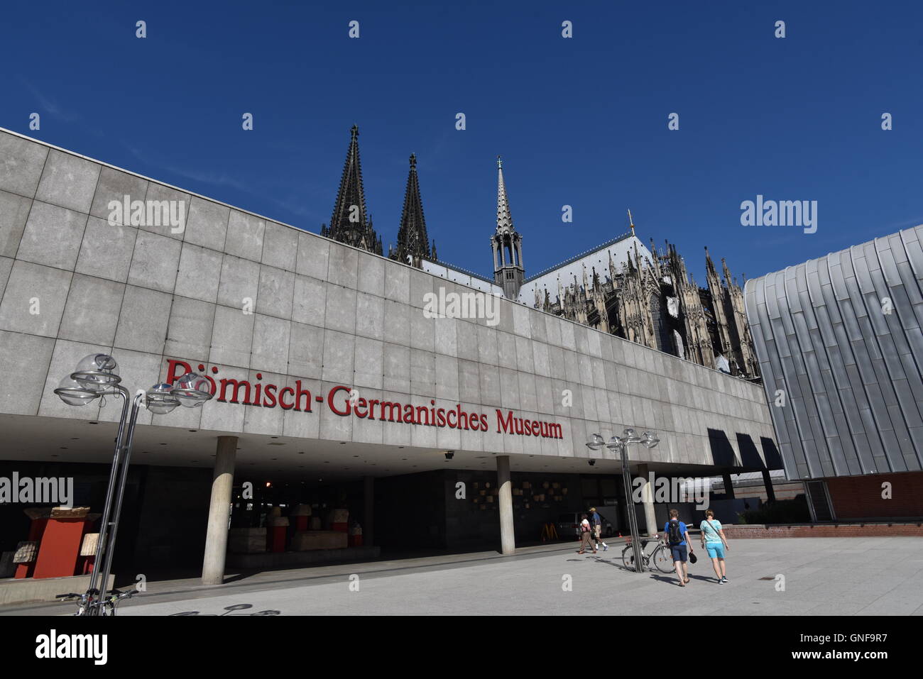 Cologne, Allemagne. Août 26, 2016. Le musée romain-germanique en face de la cathédrale de Cologne à Cologne, Allemagne, 26 août 2016. Photo : Horst Galuschka - AUCUN FIL - SERVICE/dpa/Alamy Live News Banque D'Images