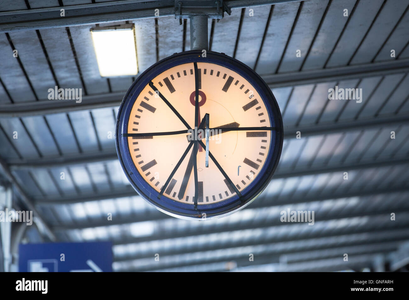 Bad Bentheim, Allemagne. Août 30, 2016. Une station est suspendu au-dessus de l'horloge cassée la plate-forme à la gare de Bad Bentheim, Allemagne, 30 août 2016. Après avoir soulevé la plate-forme du train, les portes de la station aux plates-formes n'est plus ouvert à cette gare en Basse-Saxe. Les passagers peuvent passer par une fenêtre ouverte ou rendez-vous autour de l'édifice pour atteindre leurs trains. Photo : FRISO GENTSCH/dpa/Alamy Live News Banque D'Images