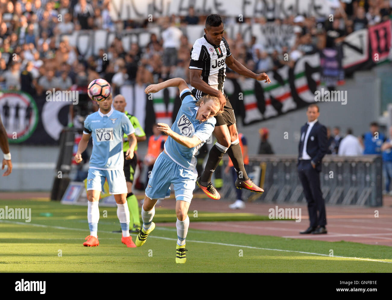 Alez Sandro et Dusan Basta au cours de la Serie A italienne match de football entre S.S. Lazio et C.F. La Juventus au Stade olympique de Rome, le 27 août 2016. Banque D'Images Alez Sandro et Dusan Basta au cours de la Serie A italienne match de football entre S.S. Lazio et C.F. La Juventus au Stade olympique de Rome, le 27 août 2016. Banque D'Images