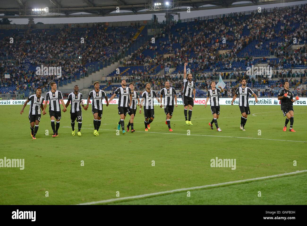 C.f. Les joueurs de la Juventus célèbre au cours de la Serie A italienne match de football entre S.S. Lazio et C.F. La Juventus au Stade olympique de Rome, le 27 août 2016. Banque D'Images C.f. Les joueurs de la Juventus célèbre au cours de la Serie A italienne match de football entre S.S. Lazio et C.F. La Juventus au Stade olympique de Rome, le 27 août 2016. Banque D'Images
