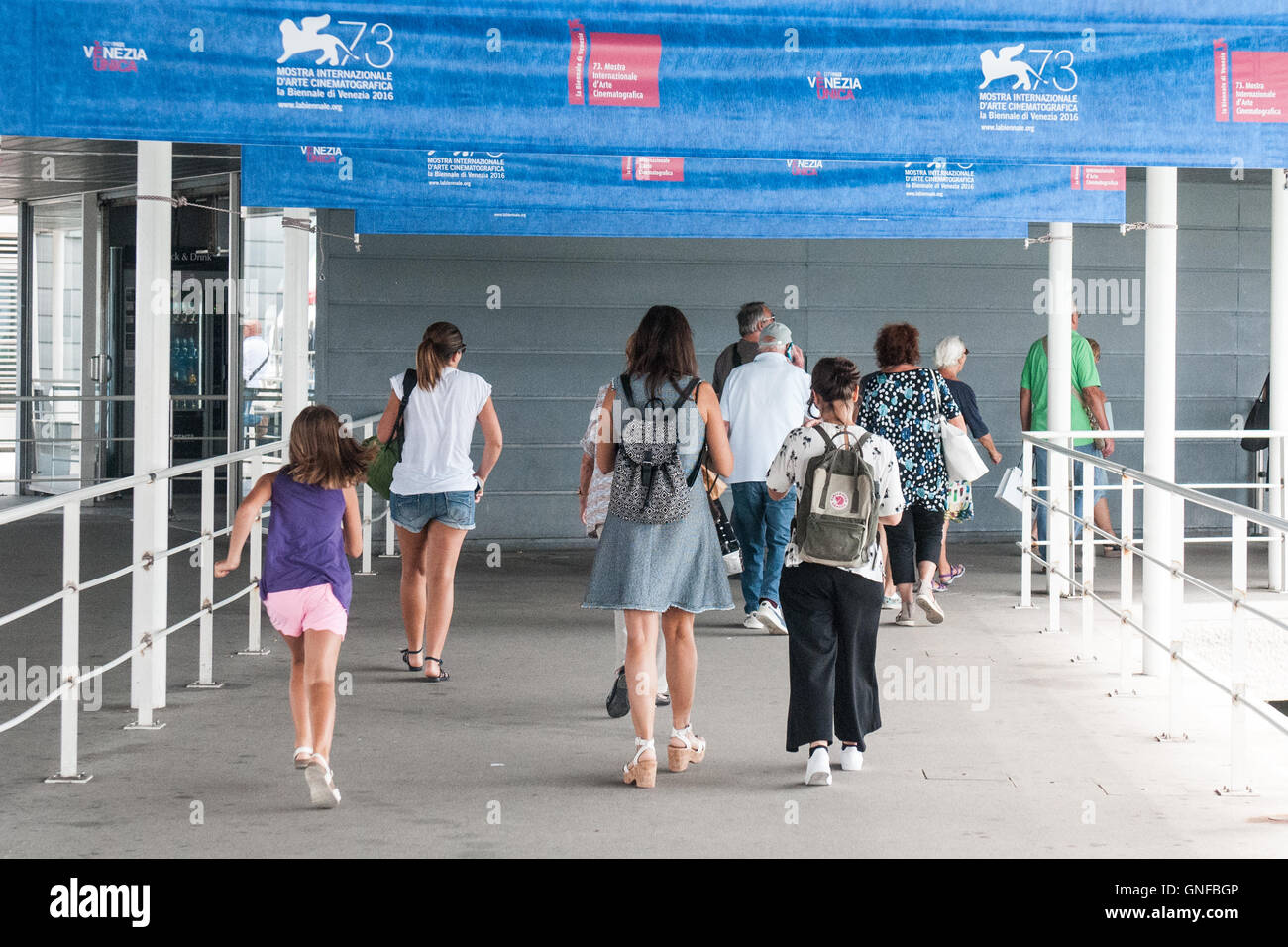 Venise, Italie. 30 août, 2016. Les visiteurs arrivent à l'wasserstop de Lido SME pour le Festival du Film de Venise. Credit : Simone Padovani / éveil / Alamy Live News Banque D'Images