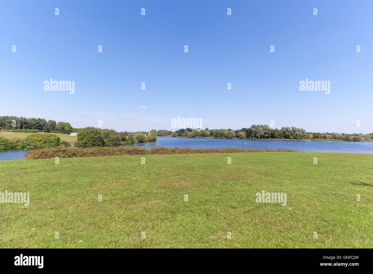 Milton Keynes, Royaume-Uni. 30 août, 2016. Un ciel bleu sur Caldecotte Lake comme la température a atteint un beau 26 degrés. Crédit : Robert Norris/ Alamy Live News Banque D'Images