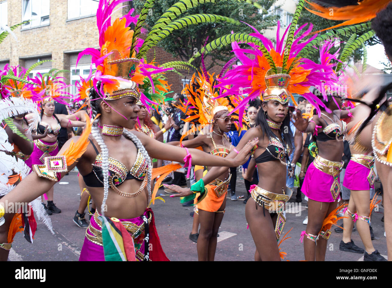 Londres, Royaume-Uni. Le 29 août, 2016. Le carnaval de Notting Hill est un événement annuel qui a eu lieu depuis 1966 dans les rues de Notting Hill, et le Royal Borough de Kensington et Chelsea, Londres, Angleterre, chaque mois d'août sur deux jours. Le carnaval de Notting Hill est le plus grand festival de rue en Europe et a pris naissance en 1964 comme un moyen pour les communautés afro-antillaise pour célébrer leurs propres cultures et traditions. Credit : Eoghan Hanrahan/Alamy Live News Banque D'Images