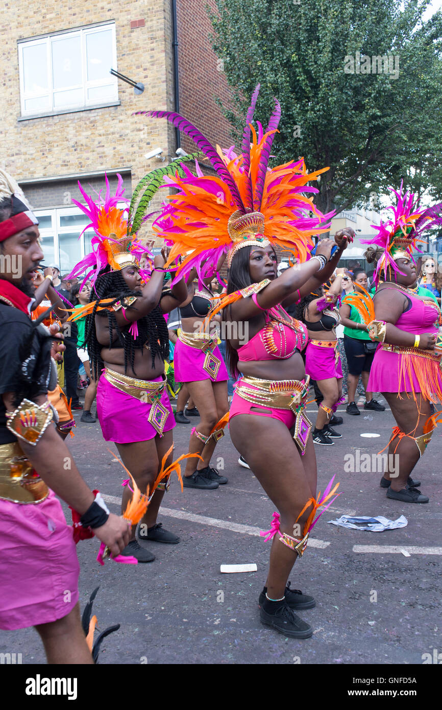 Londres, Royaume-Uni. Le 29 août, 2016. Le carnaval de Notting Hill est un événement annuel qui a eu lieu depuis 1966 dans les rues de Notting Hill, et le Royal Borough de Kensington et Chelsea, Londres, Angleterre, chaque mois d'août sur deux jours. Le carnaval de Notting Hill est le plus grand festival de rue en Europe et a pris naissance en 1964 comme un moyen pour les communautés afro-antillaise pour célébrer leurs propres cultures et traditions. Credit : Eoghan Hanrahan/Alamy Live News Banque D'Images