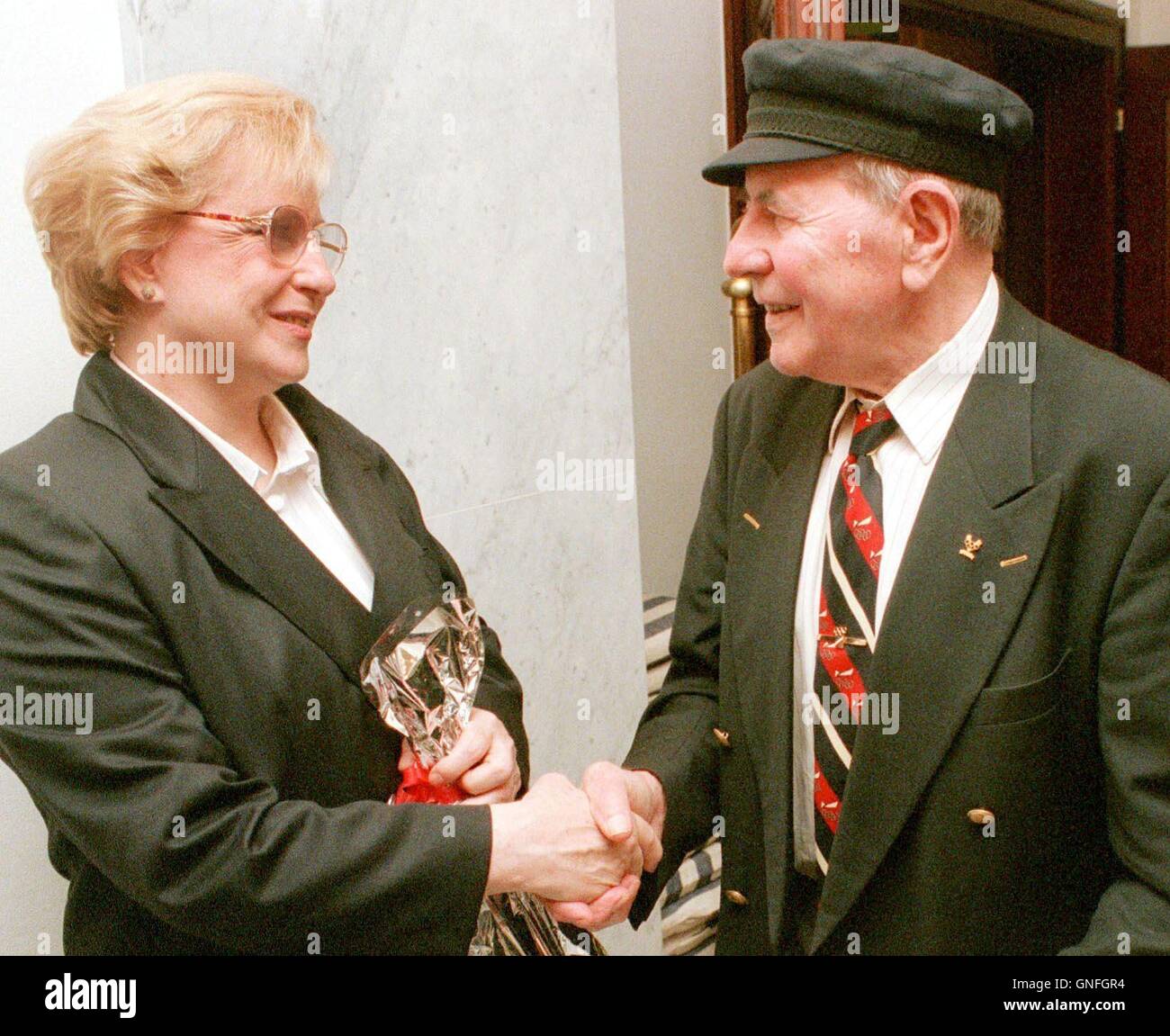 La légendaire gymnaste tchèque et sept fois vainqueur olympique, Vera Caslavska, est décédé dans la soirée du mardi à l'âge de 74 ans. Caslavska a remporté un total de sept médailles d'or aux Jeux Olympiques de Tokyo en 1964 et au Mexique en 1968. Elle a remporté quatre champion du monde et 11 titres de champion d'Europe, et de la Tchécoslovaquie a été athlète de l'année quatre fois. Photo fichier : Emil Zatopek, quatre fois médaillé d'or olympique dans la voie longue distance et Vera Caslavska, qui a remporté sept médailles d'or olympiques en gymnastique sont indiqués dans ce 1999 Photo de quitter le théâtre "Bez Zabradli" où a été prononcée la Zatopek O Banque D'Images