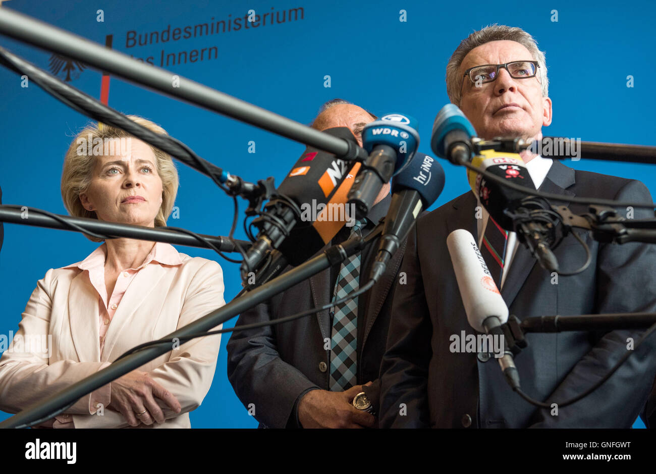 Discuter d'une future Terreur des Manœuvres Anti Exercice. Août 31, 2016. Le ministre allemand de l'intérieur Thomas de Maizière (R) donne une déclaration après une réunion avec le ministre de la défense, Ursula von der Leyen (L) Ministre de l'intérieur de l'Etat de Sarre Klaus Bouillon (C) et le ministre de l'intérieur de l'état de Rhénanie du Nord-Westphalie et ministre de l'intérieur de l'état de Mecklenburg-Vorpommern, au ministère de l'Intérieur à Berlin le 31 août 2016. L'état et fédérale, les ministres se sont rencontrés pour discuter de la future terreur des manœuvres anti exercice. Photo : Odd Andersen/afp/Alamy Live News Banque D'Images