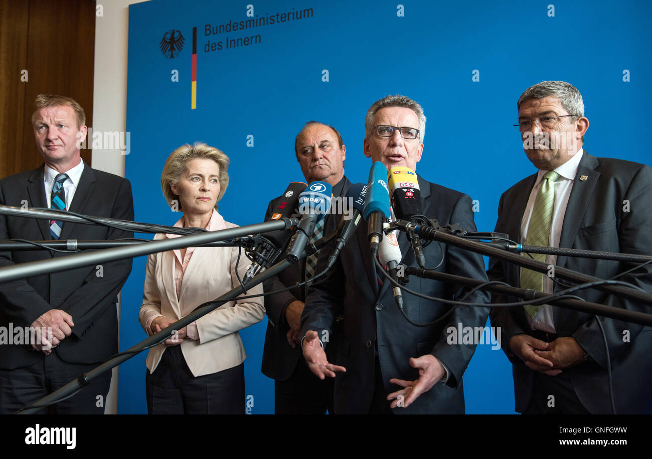 Le ministre allemand de l'intérieur Thomas de Maizière (2ndR) donne une déclaration après une réunion avec le ministre de la défense, Ursula von der Leyen (2ndL) et le ministre de l'intérieur de l'Etat de Sarre Klaus Bouillon (C), le ministre de l'intérieur de l'état de Rhénanie du Nord-Westphalie Ralf Jaeger (L) et ministre de l'intérieur de l'état de Mecklenburg-Vorpommern Lorenz Caffier (R), au ministère de l'Intérieur à Berlin le 31 août 2016. L'état et fédérale, les ministres se sont rencontrés pour discuter de la future terreur des manœuvres anti exercice. Photo : Odd Andersen/afp Banque D'Images
