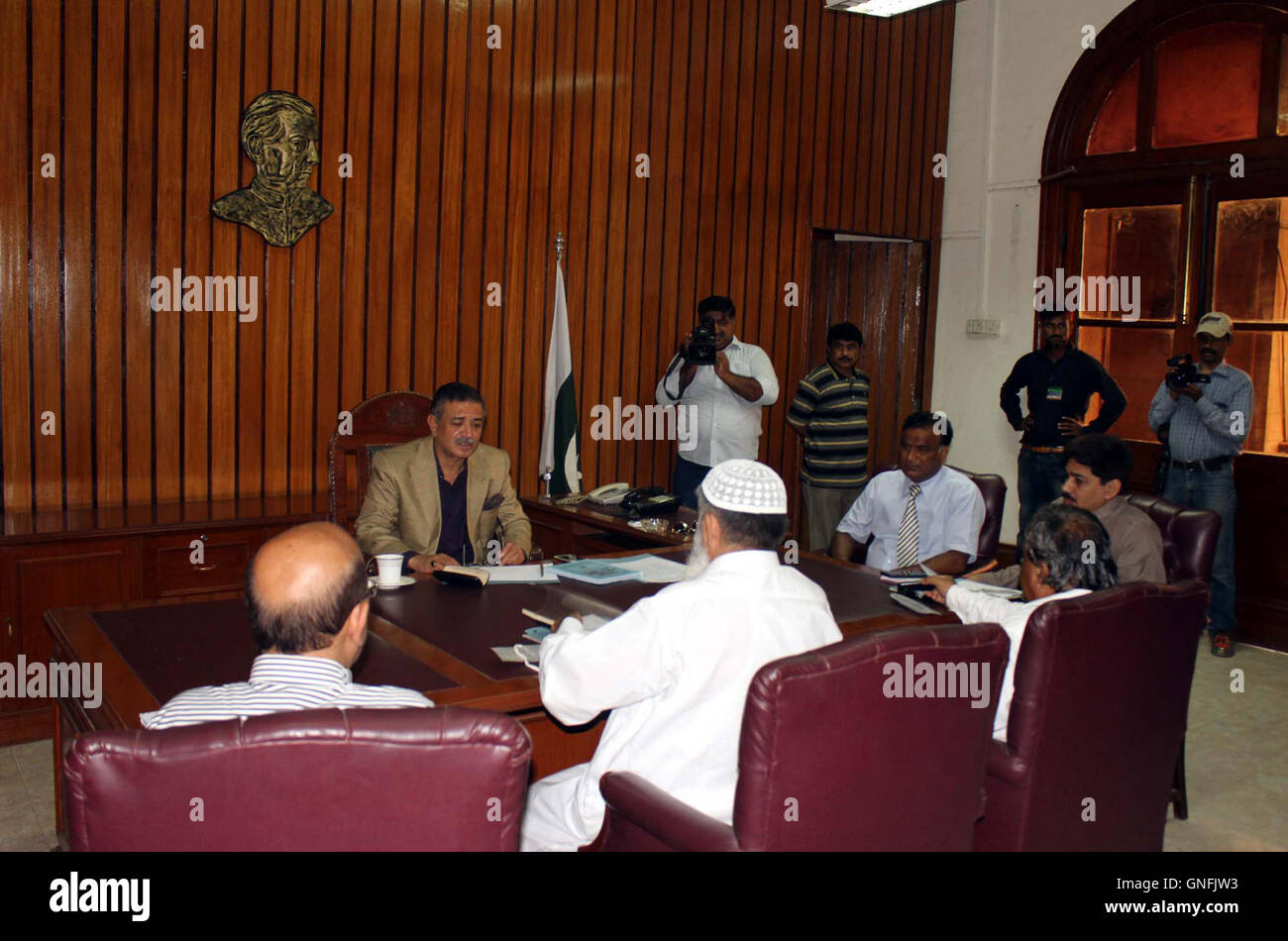 Adjoint au maire nouvellement élu, Arshad Vohra préside la réunion avec le personnel de l'agglomération de Karachi lors de sa première journée de KMC office, à Karachi le mercredi, 31 août, 2016 Banque D'Images