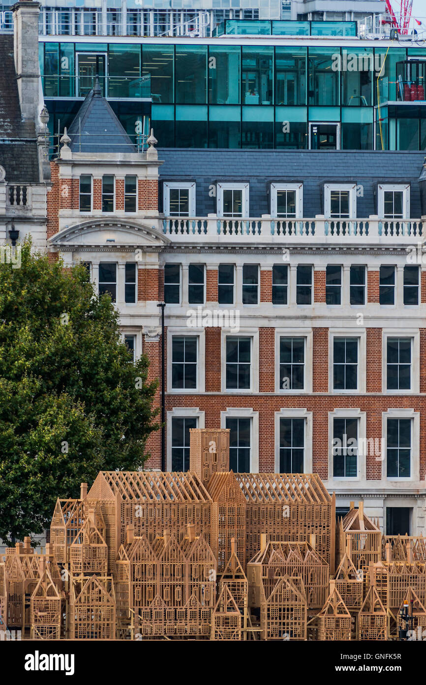 Londres, Royaume-Uni. 31 août, 2016. Anciennes et nouvelles - 350 ans d'horizon de Londres - une représentation de Londres du 17ème siècle qui sera gagné sur la tamise le week-end marquant le 350e anniversaire du Grand Incendie de Londres. Le 120m de lond sculpture a été conçue par l'artiste David Best American burn en collaboration avec des artichauts. Crédit : Guy Bell/Alamy Live News Banque D'Images