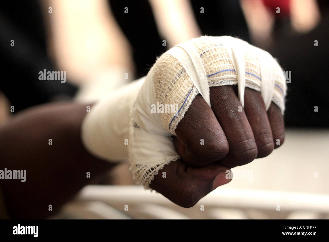 Kampala, Ouganda. 31 août, 2016. Les entraîneurs de boxe ougandais suivre attentivement comment lier un bandage de boxe olympique de leur collègue qui a pris part à l'Jeux olympiques de Rio 2016. Onde de l'Afrique à Rio en mal de boxe le sport. Credit : Samson Opus/Alamy Live News Banque D'Images