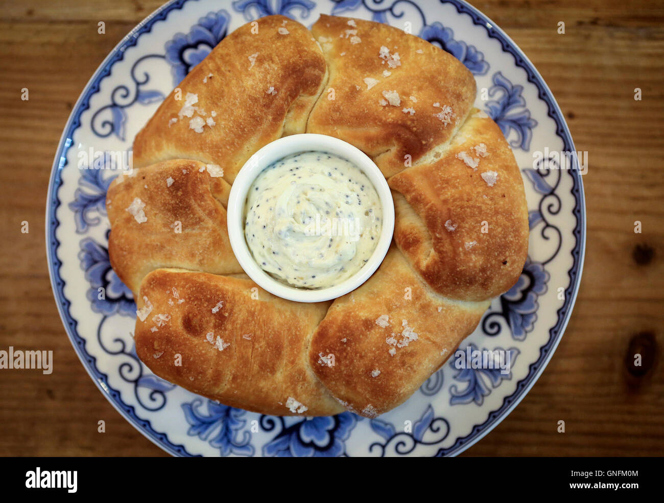 En Floride, aux États-Unis. Août 31, 2016. Parker House Rolls avec beurre de saison à la cuisine régionale & Public House à West Palm Beach Mercredi, 31 août, 2016. © Bruce R. Bennett/Le Palm Beach Post/ZUMA/Alamy Fil Live News Banque D'Images