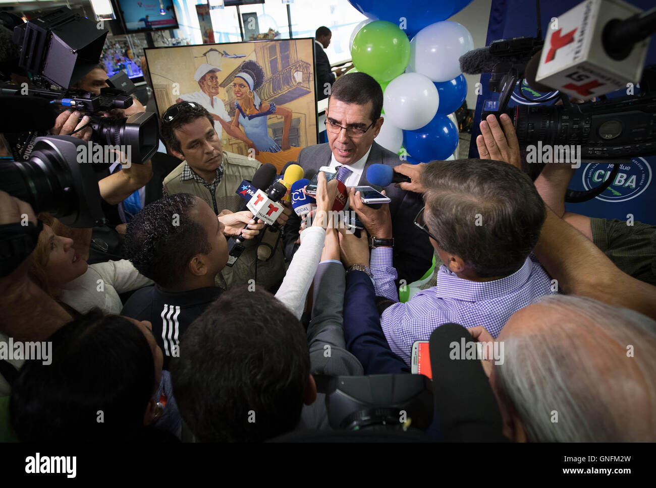 Fort Lauderdale, Floride, USA. Août 31, 2016. Jose Ram''"n Caba''"qu'Rodr guez, l'ambassadeur de Cuba aux États-Unis, parle à la journaliste à Fort Lauderdale - Hollywood International Airport. Rodr guez'dit les 10 aéroports internationaux étaient sûrs et sécurisés. ''Nous espérons que dans un avenir proche, tous les obstacles qui limitent les échanges entre les deux pays seront supprimés. Allen Eyestone/Le Palm Beach Post/ZUMA/Alamy Fil Live News Banque D'Images