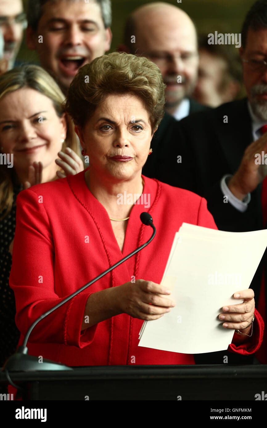 Brasilia, Brésil. Août 31, 2016. Dilma Rousseff fournit une déclaration à l'Alvorada Palace à Brasilia, Brésil, le 31 août, 2016. Le Sénat brésilien a voté mercredi pour strip Dilma Rousseff à la présidence par 61 voix pour, 20 voix contre. Cela signifie Rousseff est immédiatement et définitivement retiré de son rôle et Michel Temer, qui a assumé la présidence provisoire après Rousseff a été suspendu en mai, deviendra président jusqu'à la fin de ce mandat en 2018. Credit : Agencia Estado/Xinhua/Alamy Live News Banque D'Images